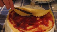 Kalau di Jerman ada pfannkuchen. Pancake ini tipis seperti crepes dan berukuran besar. Biasanya dinikmati bersama selai apel dan gula bubuk. Foto: Istimewa