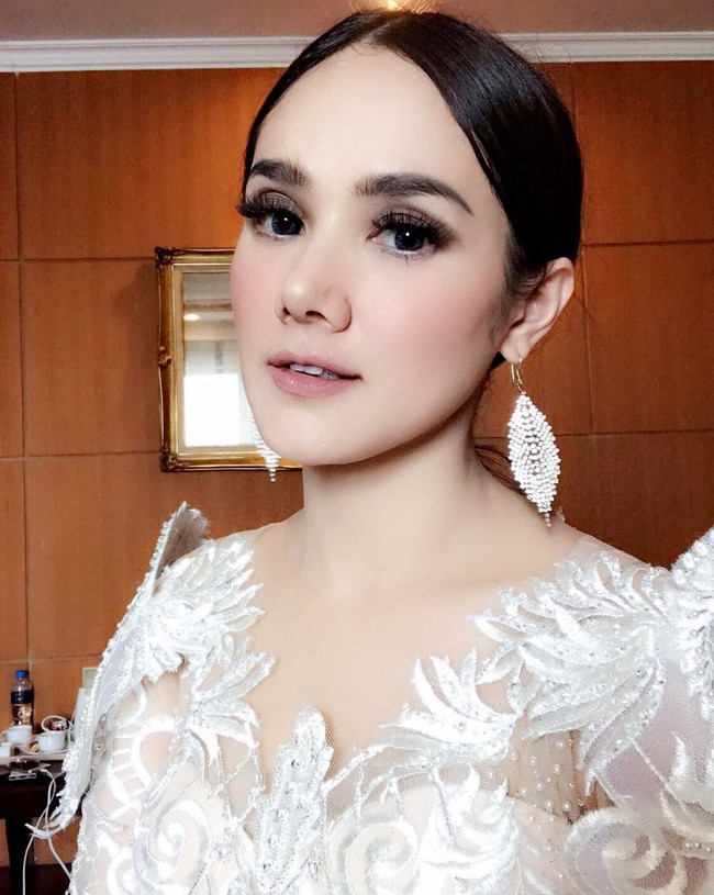 Agar kecantikannya semakin paripurna, Mulan Jameela juga melakukan Hollywood Peel. Perawatan wajah berbasis mikrodermabrasi itu bisa membuat kulit menjadi halus dan cerah. Ditambah lagi dengan infus whitening yang dilakukannya. Foto: Instagram