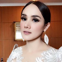 Agar kecantikannya semakin paripurna, Mulan Jameela juga melakukan Hollywood Peel. Perawatan wajah berbasis mikrodermabrasi itu bisa membuat kulit menjadi halus dan cerah. Ditambah lagi dengan infus whitening yang dilakukannya. Foto: Instagram