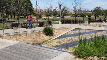 Setahun sekali, tak lupa ia pulang ke Indonesia menjumpai keluarganya. Biasanya saat Lebaran, ia mengambil cuti sekitar sebulan. Foto: Fino Yurio Kristo/detikcom