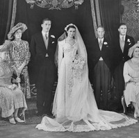 Seperti bridesmaid, best man juga biasanya adalah sahabat dari mempelai pria yang mendampinginya saat menikah. Tapi beberapa puluh tahun lalu, tugas best man adalah memastikan mempelai wanita tidak kabur saat upacara pernikahan. Lagi-lagi, ini terkait dengan pernikahan karena perjodohan. Foto: Jimmy Sime/Central Press/Hulton Archive/Getty Images