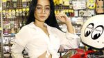 Pose Menggoda Marcella dengan Skuter Merah