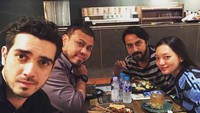 Bersama dengan Joko Anwar, dan pemain film Pengabdi Setan lainnya, Bront asyik menyantap gurihnya sate saat makan malam bersama. Foto: Instagram @bront_palarae
