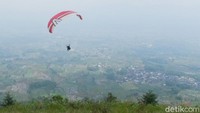 Ini menjadi spot paralayang yang menarik. Traveler bisa terbang dari sini sepanjang tahun, tidak perlu menunggu angin musim barat ataupun angin musim timur (Uje Hartono/detikTravel)