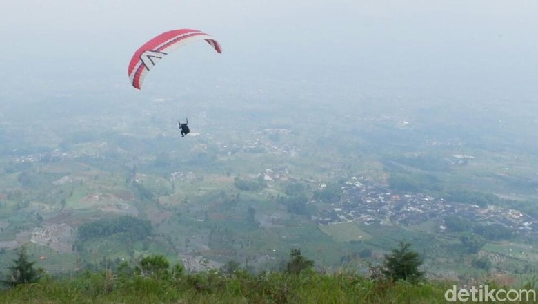 Paralayang di Bukit Keteb, Wonosobo (Uje Hartono/detikTravel) Paralayang di Bukit Keteb, Wonosobo (Uje Hartono/detikTravel)
