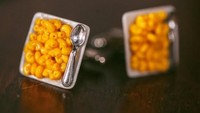 Mark mengenakan hiasan kemeja dengan bentuk mirip mac and cheese yang seolah-olah di taruh di atas piring lengkap dengan sendoknya. Foto: Christina Riley / SWNS