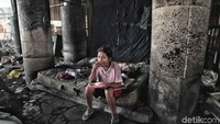 Makanpun mereka terbiasa berdampingan dengan bau tidak sedap sampah yang berserakan. Sanitasi dan kebersihan lingkungan yang buruk tentulah membuat tempat tinggal mereka ini sarang penyakit berbahaya.
