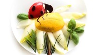 Kalau ini potret kumbang yang tengah berada di atas bunga yang terbuat dari buah lemon segar. Foto: @culinary_canvas