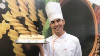 Kok menggemaskan ya wajahnya. Pria kelahiran 34 tahun asal Bangkok ini terlihat sedang mengenakan baju chef sambil membawa cake yang terlihat lezat. Foto: Instagram @terchantavit