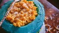 Begini tampilan bagian atas mac and cheese yang menjadi topping wedding cake. Foto: Christina Riley / SWNS