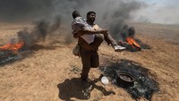 Hari Senin (14/5) waktu setempat tercatat sebagai hari paling berdarah bagi warga Palestina. Kementerian Kesehatan Palestina menyebut sudah 58 demonstran tewas dan sekitar 2.700 orang lainnya luka-luka terkena peluru sungguhan maupun gas air mata. Ibraheem Abu Mustafa/Reuters.