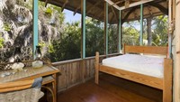 Isinya dilengkapi dengan dua kamar tidur, satu kamar mandi dilengkapi dengan cottage. Istimewa/Inhabitat.
