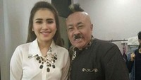 Ia pun dikenal ramah oleh para juniornya seperti ketika berpose bersama Ayu Ting Ting. (Dok. Instagram/srimulat_gogon)