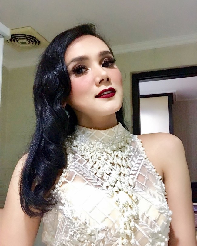 Perawatan Mulan Jameela pada area wajahnya tidak hanya dengan botox dan filler. Seperti yang terlihat pada postingan Instagram Dermaster, Mulan diketahui juga melakukan tarik benang agar membuat wajahnya lebih awet muda. Foto: Instagram