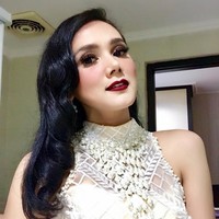 Perawatan Mulan Jameela pada area wajahnya tidak hanya dengan botox dan filler. Seperti yang terlihat pada postingan Instagram Dermaster, Mulan diketahui juga melakukan tarik benang agar membuat wajahnya lebih awet muda. Foto: Instagram