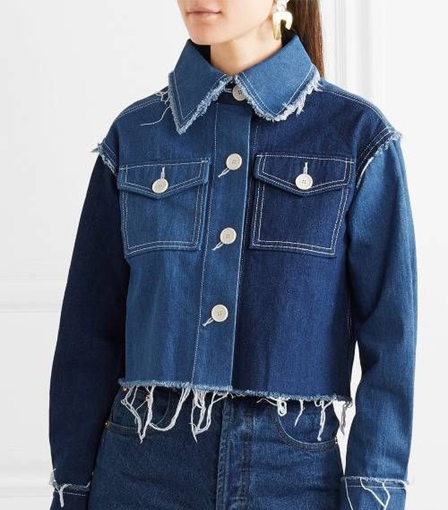 Pemilik zodiak Libra suka sesuatu yang klasik namun dengan sedikit sentuhan unik. Kamu pun dapat memilih jaket denim dengan kancing besar hingga detail jahitan hem tidak rapi seperti berikut. Foto: Rejina Pyo