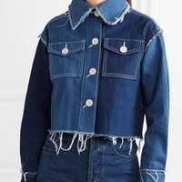 Pemilik zodiak Libra suka sesuatu yang klasik namun dengan sedikit sentuhan unik. Kamu pun dapat memilih jaket denim dengan kancing besar hingga detail jahitan hem tidak rapi seperti berikut. Foto: Rejina Pyo