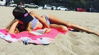Kalau sedang tak ada pemotretan, Kristina juga senang berjemur di pantai sambil membaca buku. Ini Kristina di Point Dume, Malibu, California. (kristinapimenova2005/Instagram)