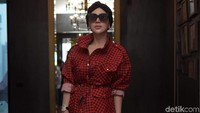 Syahrini mencuri perhatian dengan tampil serba merah di acara peluncuran trailer film yang ia bintangi Bodyguard Ugal-ugalan. Foto: Noel/detikHOT