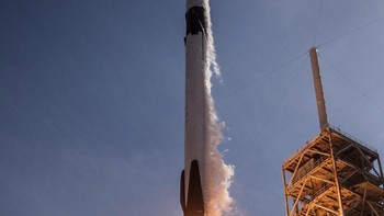 Dalam percobaan peluncuran perdananya, Block 5 Falcon 9 sempat gagal meluncur hanya semenit sebelum lepas landas. (Foto: Flickr SpaceX)