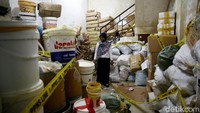 Penampakan gudang tempat penyimpanan bahan baku pembuat kosmetik ilegal.