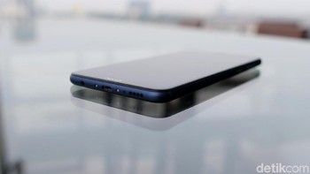 Di bagian bawah Honor 7X, pengguna akan mendapati microUSB, colokan headphone 3,5 mm serta speaker. Foto: Muhammad Ridho