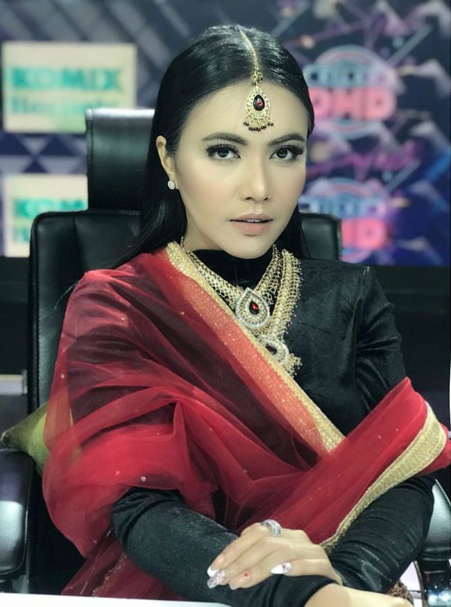 Penyanyi Denada melakukan suntik filler pada tiga area wajahnya. Pertama Denada suntik filler di area kantung mata, kedua di bibir dan ketiga di dagu. Foto: Instagram