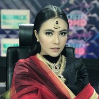 Penyanyi Denada melakukan suntik filler pada tiga area wajahnya. Pertama Denada suntik filler di area kantung mata, kedua di bibir dan ketiga di dagu. Foto: Instagram