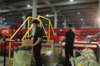 Petugas J&T Express melakukan scanning paket (Foto: Dok J&T)