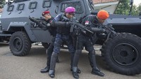 Detasemen Khusus 81 Kopassus (TNI AD) atau lebih dikenal dengan nama Sat-81 yang dulunya disebut sebagai Den-81 Gultor (Penanggulangan Teror). Pasukan ini dibentuk pada 30 Juni 1982. Latar berlakang dibentuknya Sat-81 berawal dari keberhasilan Komando Pasukan Sandi Yudha (Kopassandha/kini Kopassus) melakukan pembebasan sandera oleh teroris yang membajak pesawat Garuda DC-9 Woyla di Thailand pada 31 Maret 1981. Operasi Kopassandha tersebut di bawah komando Benny Moerdani yang kala itu menjabat sebagai kepala Badan Intelijen Strategis (BAIS) ABRI. ANTARA FOTO/Widodo S. Jusuf.