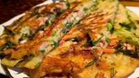 Kalau Korea punya pancake asin gurih nih namanya haemul pajeon. Camilan ini terbuat dari campuran seafood, kimchi, daun bawang dan sayuran lainnya. Foto: Istimewa