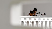 Tim melakukan pemantauan hilal dari Masjid Raya KH Hasyim Asyari, Kalideres, Jakarta Barat, Selasa (15/5/2018). Sayangnya hilal tak terlihat juga.