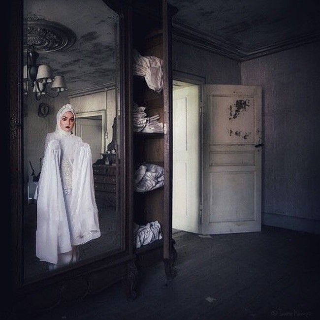 Sama dengan konsep sebelumnya, busana pernikahan besutan Azzim difoto dengan konsep horor. Mulai dari rumah tua yang jadi lokasi pemotretan hingga riasan para model yang menyeramkan. Foto: Instagram/Azzim_aziz