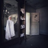 Sama dengan konsep sebelumnya, busana pernikahan besutan Azzim difoto dengan konsep horor. Mulai dari rumah tua yang jadi lokasi pemotretan hingga riasan para model yang menyeramkan. Foto: Instagram/Azzim_aziz