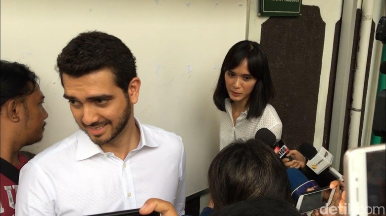 Setia Dampingi Fachri Albar, Renata Bawa Makanan Setia Dampingi Fachri Albar, Renata Bawa Makanan