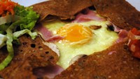 French crepes merupakan camilan klasik yang dibuat dengan isian daging ham dan keju gruyere. Teksturnya lembut dan makanan ini biasa jadi menu sarapan. Foto: Istimewa