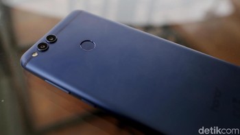 Ini penampakan bagian belakangnya sekali lagi. Handset yang diterima detikINET berwarna biru. Foto: Muhammad Ridho