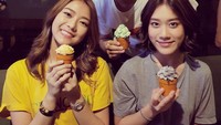 Bersama dengan teman dekatnya, Chantavit terlihat sedang memamerkan sebuah cupcakes lucu berbentuk pot tanaman mungil. Foto: Instagram @terchantavit