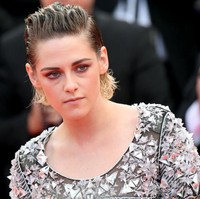 Kristen Stewart juga termasuk selebriti yang minim ekspresi saat berpose di red carpet. Ia jarang tersenyum dan selalu menunjukkan ekspresi andalannya, tanpa senyum. Tapi ia mengaku sebenarnya sering tersenyum. Hanya saja tidak di depan kamera. Foto: Getty Images