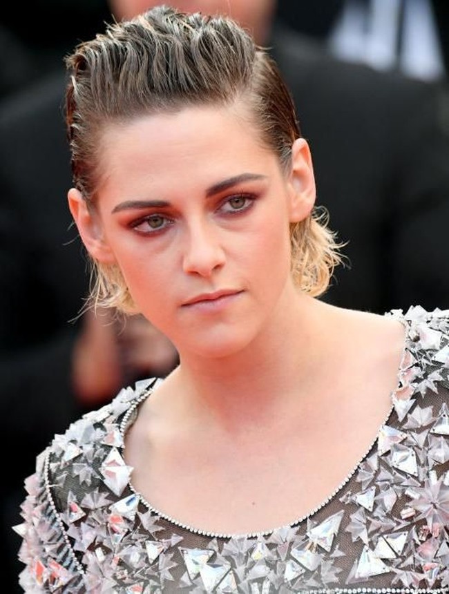 Kristen Stewart juga termasuk selebriti yang minim ekspresi saat berpose di red carpet. Ia jarang tersenyum dan selalu menunjukkan ekspresi andalannya, tanpa senyum. Tapi ia mengaku sebenarnya sering tersenyum. Hanya saja tidak di depan kamera. Foto: Getty Images