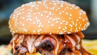 Waaah! Lelehan keju dengan saus dan mayones bercampur jadi satu di dalam burger ini. @jktfooddead memposting burger santapannya nih. Foto: Instagram
