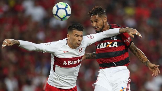 Paolo Guerrero (kanan) jadi andalan lini depan timnas Peru.