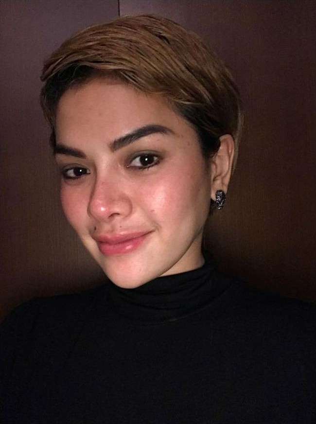 Nikita Mirzani termasuk deretan selebriti yang tak malu mengakui dirinya melakukan suntik filler demi penampilan. Nikita melakukan suntik filler di dagu agar wajah tampak oval dan pada area garis senyum agar kerutan pada daerah tersebut hilang. Foto: Instagram