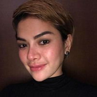 Nikita Mirzani termasuk deretan selebriti yang tak malu mengakui dirinya melakukan suntik filler demi penampilan. Nikita melakukan suntik filler di dagu agar wajah tampak oval dan pada area garis senyum agar kerutan pada daerah tersebut hilang. Foto: Instagram