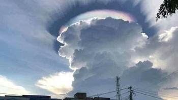 Terlihat awan yang seolah meledak. (Foto: Brightside)