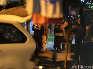 Gegana Ledakkan Bom di Kos Terduga Teroris Surabaya