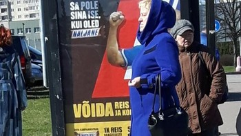 Tangan pada poster seolah menyatu pada tubuh wanita ini. (Foto: Brightside)