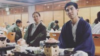Pemilik nama asli Chantavit Dhanasevi ini adalah seorang aktor dan juga model Thailand. Ia terlihat sedang menikmati makanan Jepang lengkap dengan baju tradisionalnya. Foto: Instagram @terchantavit