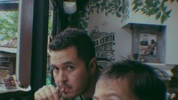 Kompak banget ya pose Rifat dan sang anak, El Mayka, saat menyesap es susu cokelat bareng? Meski tanpa sang mama, El Mayka nampak menikmati waktu berdua ayahnya. Foto: Instagram rifato