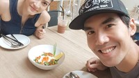 Pernah memenangkan penghargaan Best Comedy Actor di tahun 2011, Chantavit dalam foto ini kira-kira sedang menyantap apa ya? Foto: Instagram @terchantavit